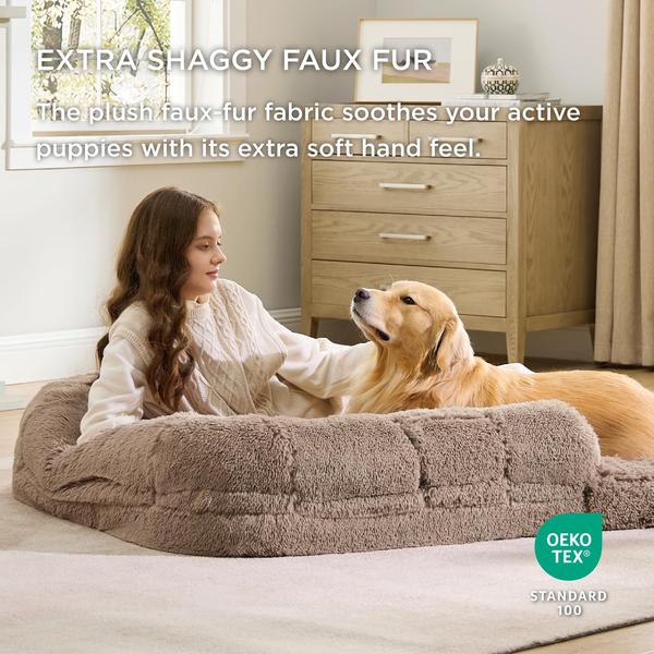 Imagem de Cama dobrável para cães humanos Bedsure para pessoas e adultos, cama gigante calmante de tamanho humano 2 em 1 para famílias de animais de estimação com tapete de apoio de espuma de ovo e forro impermeável, sofá ortopédico de pele sintética para cães, camelo