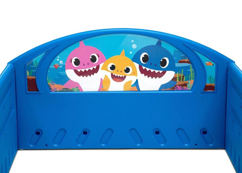 Imagem de Cama infantil Delta Children Baby Shark com grades de proteção azul