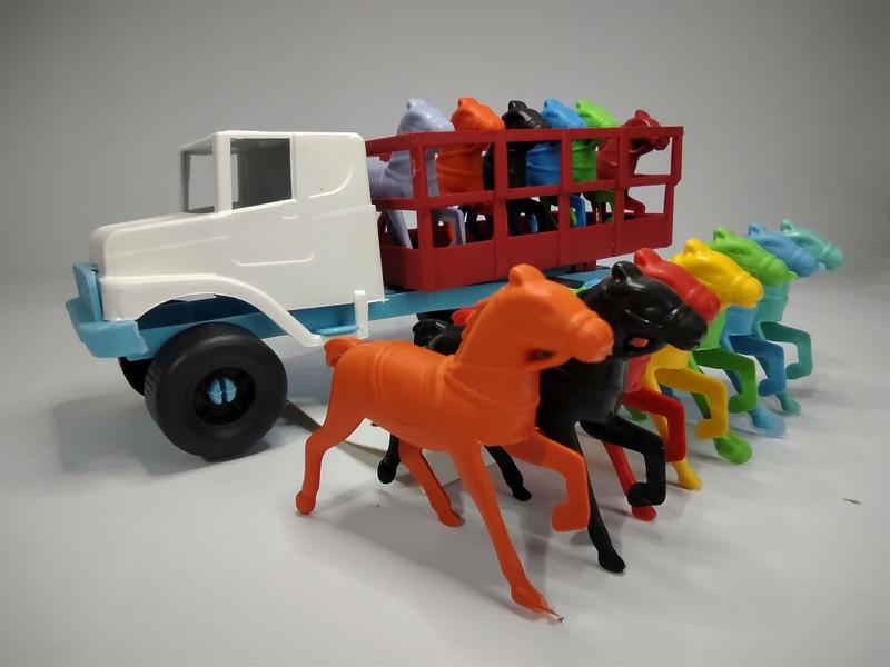 Imagem de Caminhão de brinquedo infantil com 6 cavalos sortidos 25cm coral