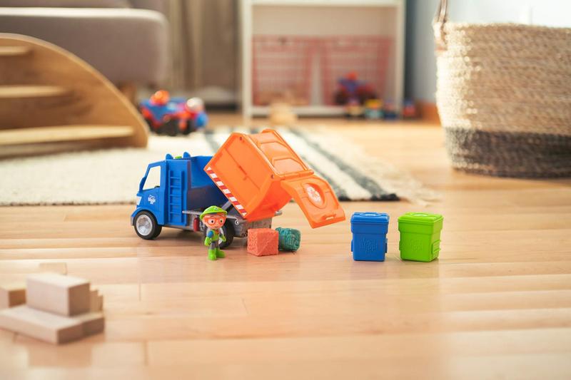 Imagem de Caminhão de reciclagem de brinquedos Blippi com boneco, alavanca, cubos de lixo e lixeiras