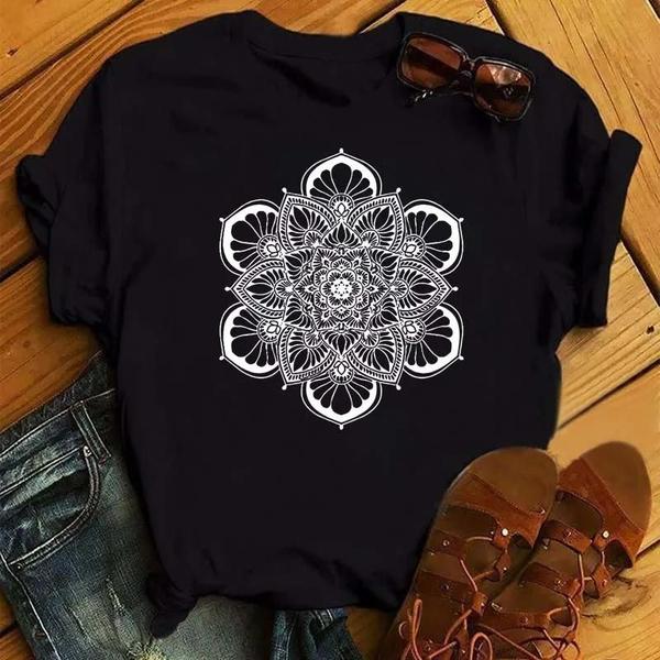 Imagem de Camiseta Feminina Casual com Estampa Mandala Floral - Manga Curta - Estilo 90s