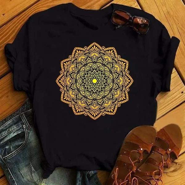 Imagem de Camiseta Feminina Casual com Estampa Mandala Floral - Manga Curta - Estilo 90s