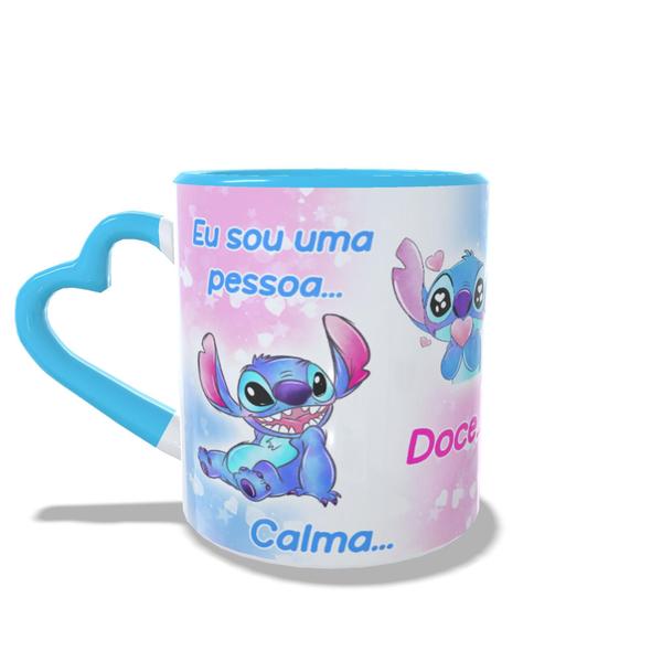 Imagem de Caneca com alça de coração Eu sou uma pessoa calma, doce vocês que me estressam Stitch