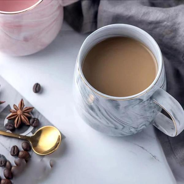 Imagem de Caneca de Cerâmica Nórdica com Borda Dourada - Padrão Mármore - Ideal para Café e Aveia