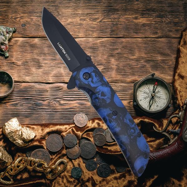 Canivete Faca Semiautomático Estampa Caveira Zumbi Bolso Dobrável Lâmina Afiada Aço Inox SLKD105 - Luatek Imagem de Canivete Faca Semiautomático Estampa Caveira Zumbi Bolso Dobrável Lâmina Afiada Aço Inox SLKD105