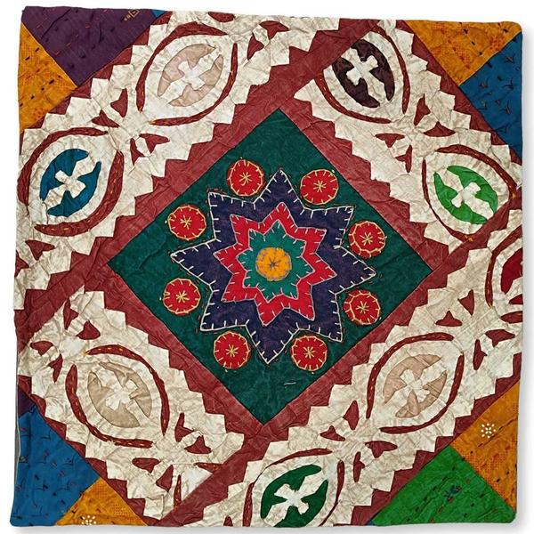 Capa de Almofada Indiana Bordada Patchwork com fundo Liso - Sarat Moda Indiana Imagem de Capa de Almofada Indiana Bordada Patchwork com fundo Liso