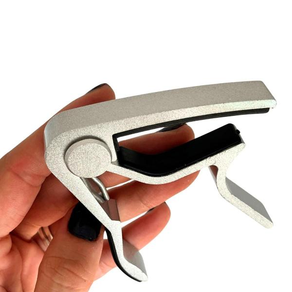 Capotraste Premium Resistente à ferrugem P/ Violão Guitarra - Saty Imagem de Capotraste Premium Resistente à ferrugem P/ Violão Guitarra