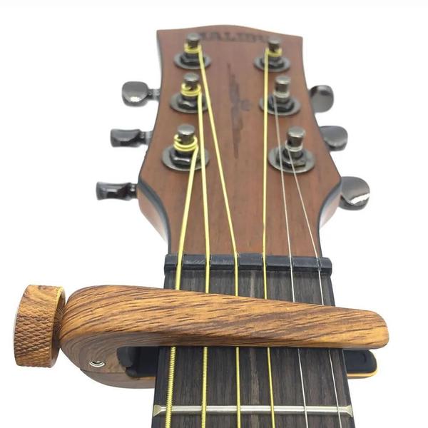 Capotraste Presilha Ajustável Violão E Guitarra Cp200 Avs Imagem de Capotraste Presilha Ajustável Violão E Guitarra Cp200 Avs