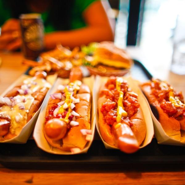 Imagem de Carrinho de Cachorro Quente e Lanche com Toldo Rodas Pneumáticas Cefaz