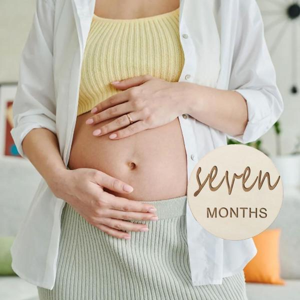 Imagem de Cartões Wooden Baby Monthly Milestone de 1 a 12 meses (12 pacotes)