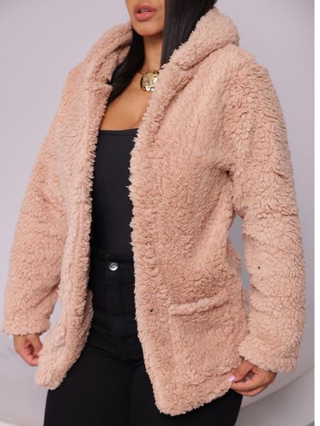 Casaco Teddy Feminina Com Capuz, Bolsos nos Laterais e Forro Interno - VENSMODAS Casaco Teddy Feminina Com Capuz, Bolsos nos Laterais e Forro Interno - VENSMODAS