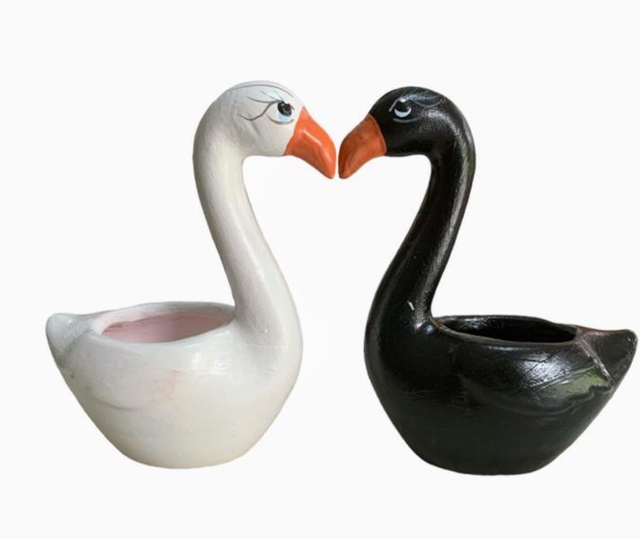 Imagem de Casal cisne negro e branco decoração de jardim estatueta