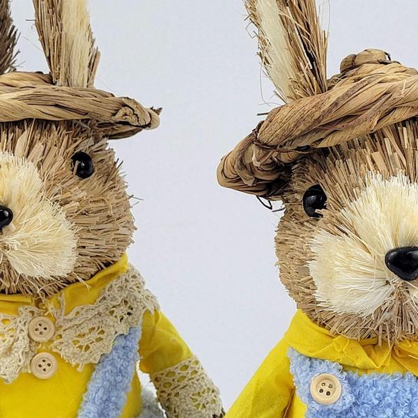 Casal De Coelho De Palha ul E Amarelo Chapéu 46Cm Páscoa - Inigual Imagem de Casal De Coelho De Palha ul E Amarelo Chapéu 46Cm Páscoa