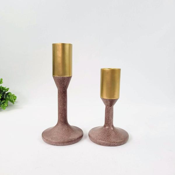 Castiçal Marrom E Dourado Candelabro Resina Kit 2Pc - Inigual Imagem de Castiçal Marrom E Dourado Candelabro Resina Kit 2Pc