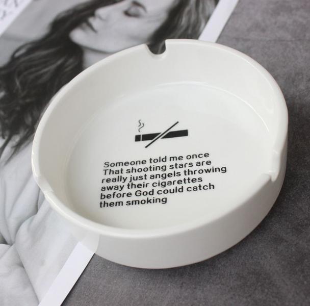 Imagem de Cerâmica Ashtray Home Office Moda Rodada Portátil Porta de bandeja de cinzas de cigarro Tomie Loli smoking gift for boyfriend girlfriend Cinzeiros