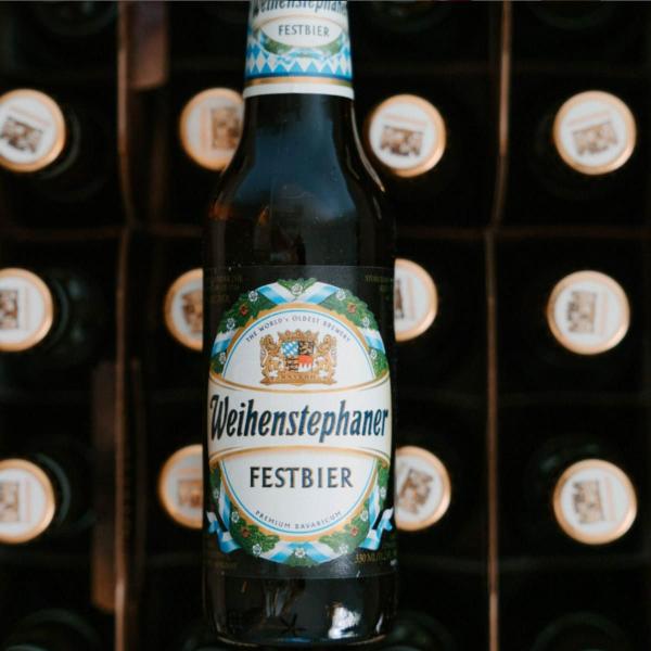 Imagem de Cerveja Alemã Weihenstephaner Festbier 500ml + Copo Oficial