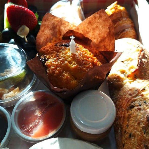 Cesta de Café da Manhã Aniversário Amanhecer + Muffin Caminho da Fazenda - CaminhodaFazenda Imagem de Cesta de Café da Manhã Aniversário Amanhecer + Muffin Caminho da Fazenda