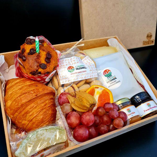 Cesta de Café da Manhã Aniversário Amanhecer + Muffin Caminho da Fazenda - CaminhodaFazenda Imagem de Cesta de Café da Manhã Aniversário Amanhecer + Muffin Caminho da Fazenda