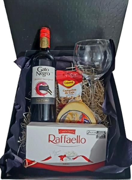 Cesta Vinho Chileno + Queijo + Chocolate, Presente - Camafheus Imagem de Cesta Vinho Chileno + Queijo + Chocolate, Presente