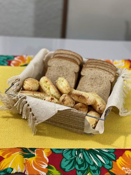 Imagem de Cesto de Artesanato Mineiro com Guardanapo Cru pra Colocar Pão e Servir Mesa de Café