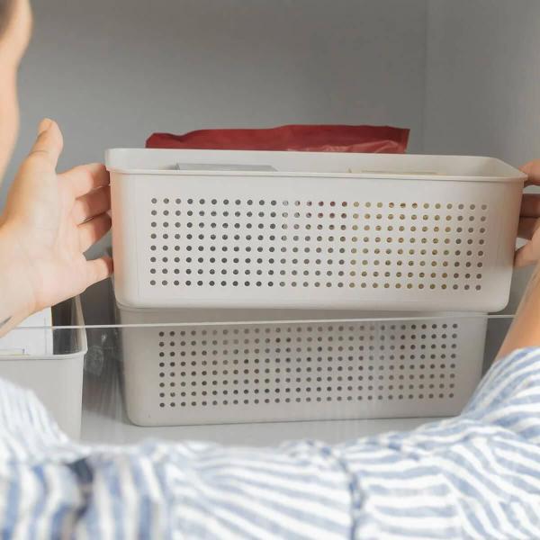 Cesto Organizador Multiuso 26x12x13cm Empilhável Perfurações 3L Flow Retangular - Ou Imagem de Cesto Organizador Multiuso 26x12x13cm Empilhável Perfurações 3L Flow Retangular