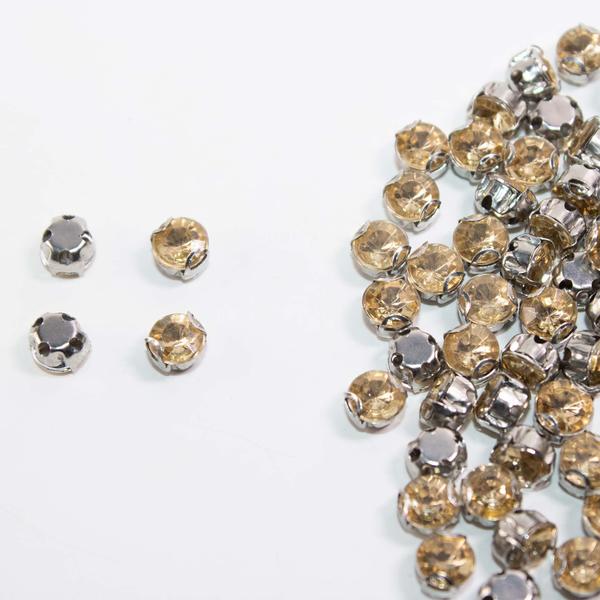 Chaton Engrampado Redondo 6mm Dourado 50 Peças5g - La Mode Arte e Criação Imagem de Chaton Engrampado Redondo 6mm Dourado 50 Peças5g