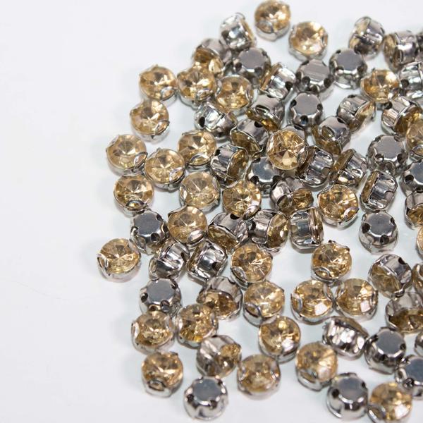 Chaton Engrampado Redondo 6mm Dourado 50 Peças5g - La Mode Arte e Criação Imagem de Chaton Engrampado Redondo 6mm Dourado 50 Peças5g
