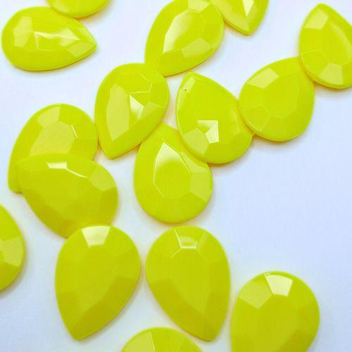 Imagem de Chaton Gota 13x18mm - Cor: Amarelo Leitoso - 50 Unidades - Base Irregular