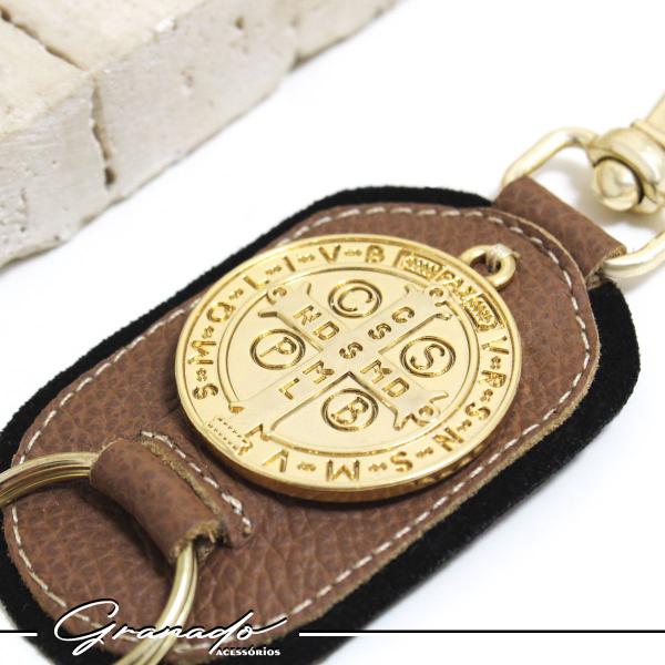 Chaveiro Caramelo Medalha São Bento Fé Dourado Banhado a Ouro - GRANADO ACESSÓRIOS Imagem de Chaveiro Caramelo Medalha São Bento Fé Dourado Banhado a Ouro