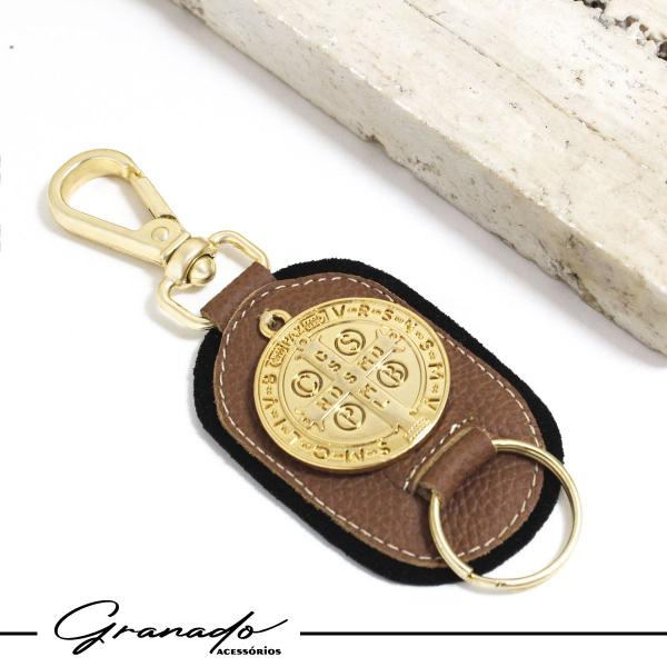 Chaveiro Caramelo Medalha São Bento Fé Dourado Banhado a Ouro - GRANADO ACESSÓRIOS Imagem de Chaveiro Caramelo Medalha São Bento Fé Dourado Banhado a Ouro