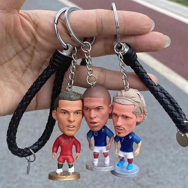 Imagem de Chaveiro de Boneca de Copa Europeia - Cristiano Ronaldo, Messi e Mbappé - Artesanal