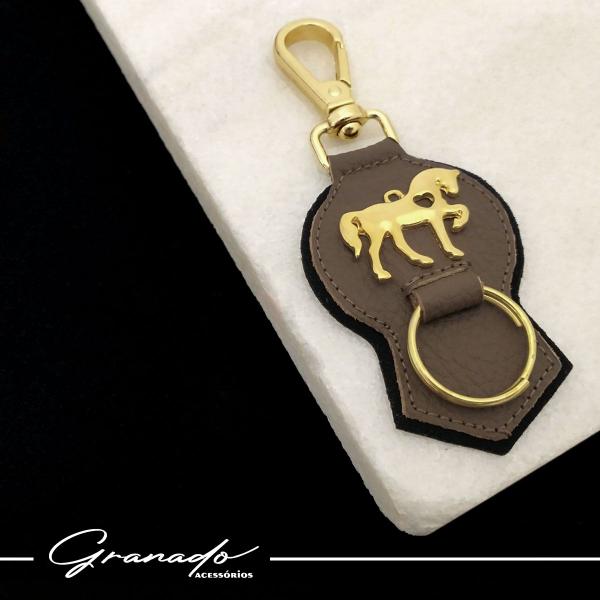 Chaveiro de Couro Cavalo Marchador com Costura Acabamento - GRANADO ACESSÓRIOS Imagem de Chaveiro de Couro Cavalo Marchador com Costura Acabamento