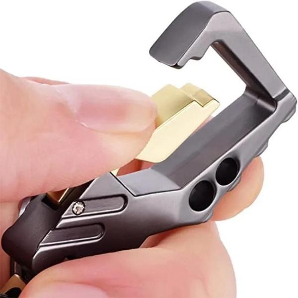 Chaveiro de Metal Resistente com Abridor de Garrafas e Mosquetão - Para Homens e Mulheres Imagem de Chaveiro de Metal Resistente com Abridor de Garrafas e Mosquetão - Para Homens e Mulheres