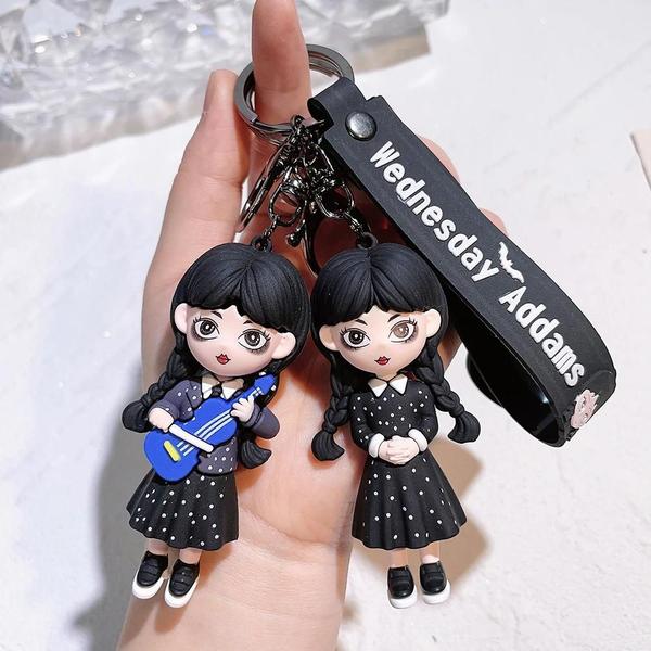 Imagem de Chaveiro de Silicone da Mão da Wandinha Addams - Decoração de Halloween para Chaveiros e Mochilas