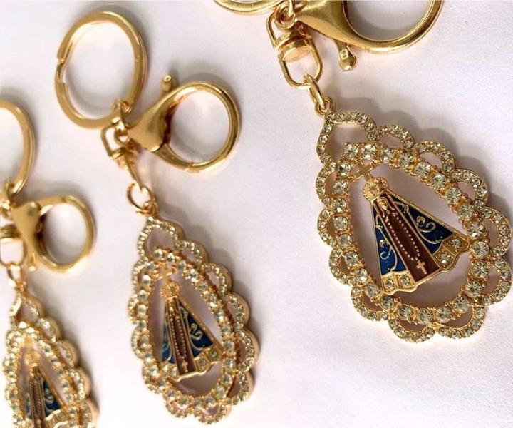 CHAVEIRO DOURADO nossa senhora APARECIDA STRASS MOSQUETÃO - ASA Imagem de CHAVEIRO DOURADO nossa senhora APARECIDA STRASS MOSQUETÃO