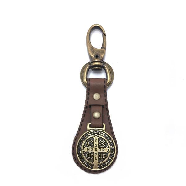 Chaveiro Medalha De São Bento Couro Marrom Ouro Velho - FORNECEDOR 1 Imagem de Chaveiro Medalha De São Bento Couro Marrom Ouro Velho