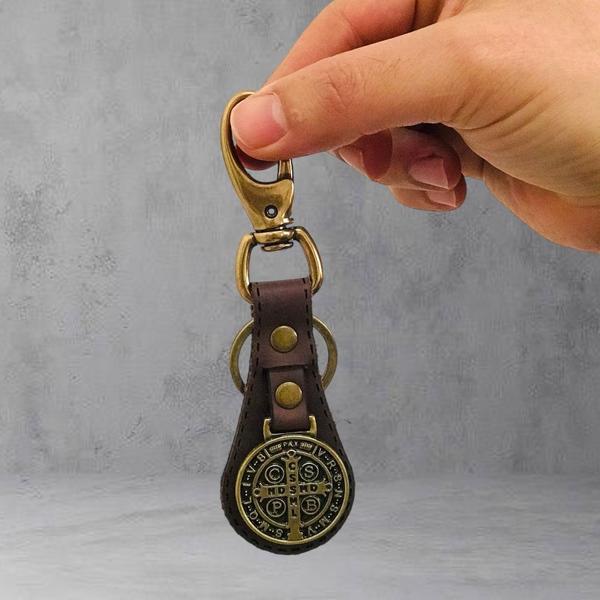 Chaveiro Medalha De São Bento Couro Marrom Ouro Velho - FORNECEDOR 1 Imagem de Chaveiro Medalha De São Bento Couro Marrom Ouro Velho