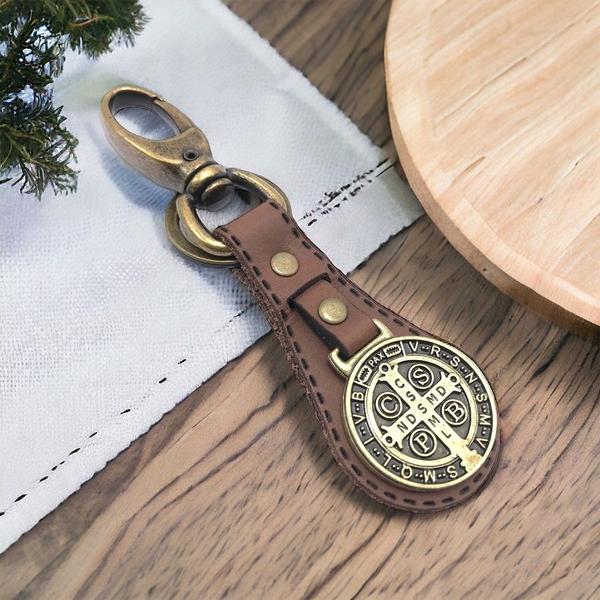 Chaveiro Medalha De São Bento Couro Marrom Ouro Velho - FORNECEDOR 1 Imagem de Chaveiro Medalha De São Bento Couro Marrom Ouro Velho