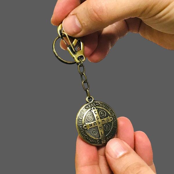 Chaveiro Medalha de São Bento Metal Dourado - FORNECEDOR 30 Imagem de Chaveiro Medalha de São Bento Metal Dourado