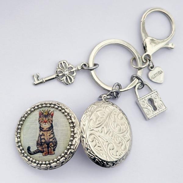Chaveiro Pingente Relicário Fotos Resina Gato Rei Prateado - Regina Bijoux Imagem de Chaveiro Pingente Relicário Fotos Resina Gato Rei Prateado