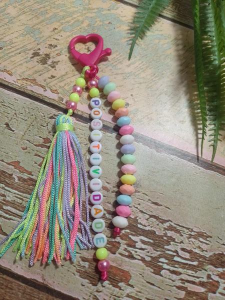Chaveiros motivacionais em pérolas com tassel - Ateliê DY Princesas Imagem de Chaveiros motivacionais em pérolas com tassel