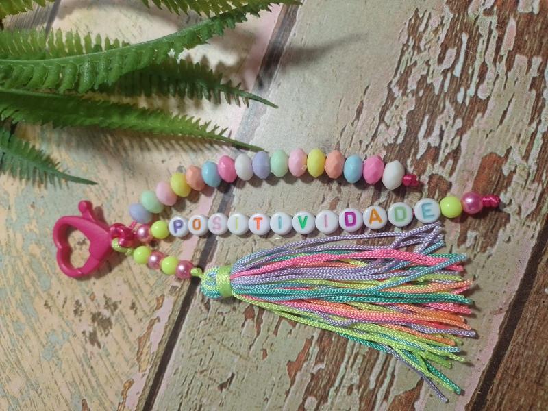 Chaveiros motivacionais em pérolas com tassel - Ateliê DY Princesas Imagem de Chaveiros motivacionais em pérolas com tassel