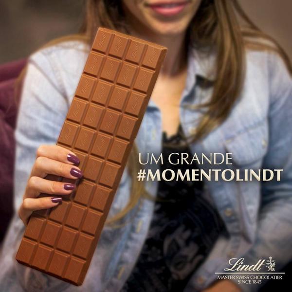 Chocolate Lindt Premium, Ao Leite c/ Avelã, 2 barras de 300g Imagem de Chocolate Lindt Premium, Ao Leite c/ Avelã, 2 barras de 300g