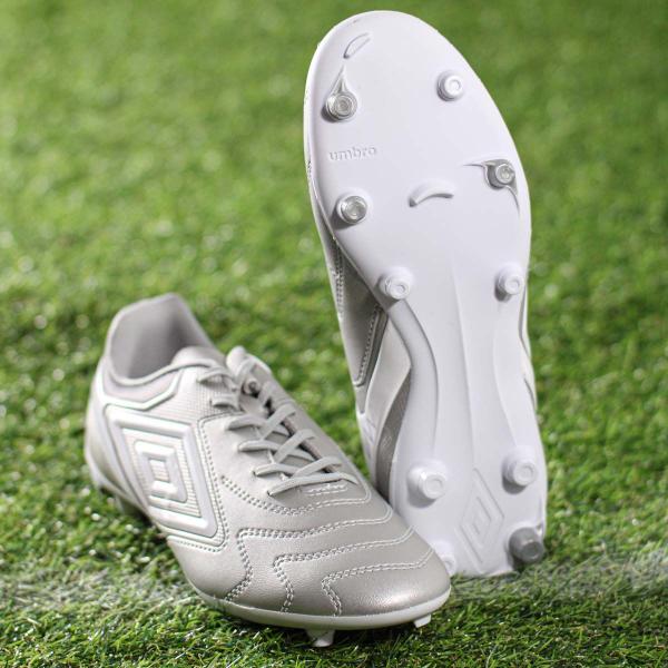 Imagem de Chuteira Umbro Campo Adamant Master Class Club Prata e Branco - Masculino