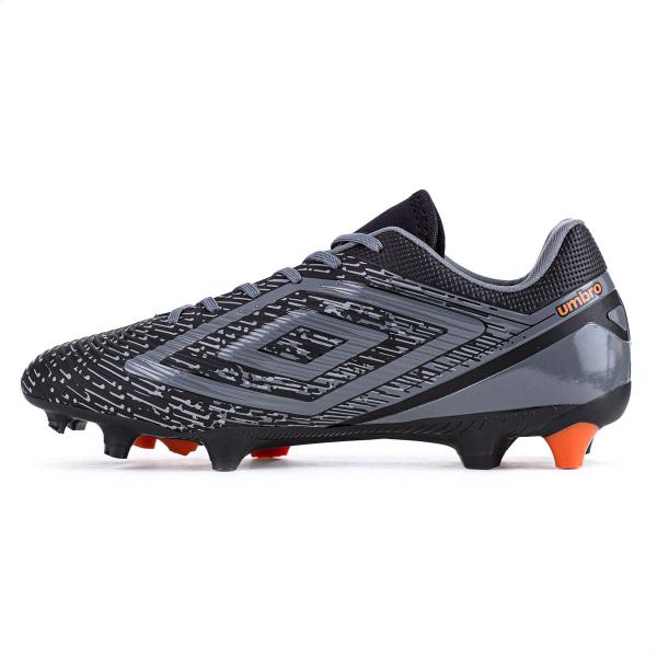 Chuteira Umbro Campo Gravity Preto Grafite e Laranja - Masculino Imagem de Chuteira Umbro Campo Gravity Preto Grafite e Laranja - Masculino
