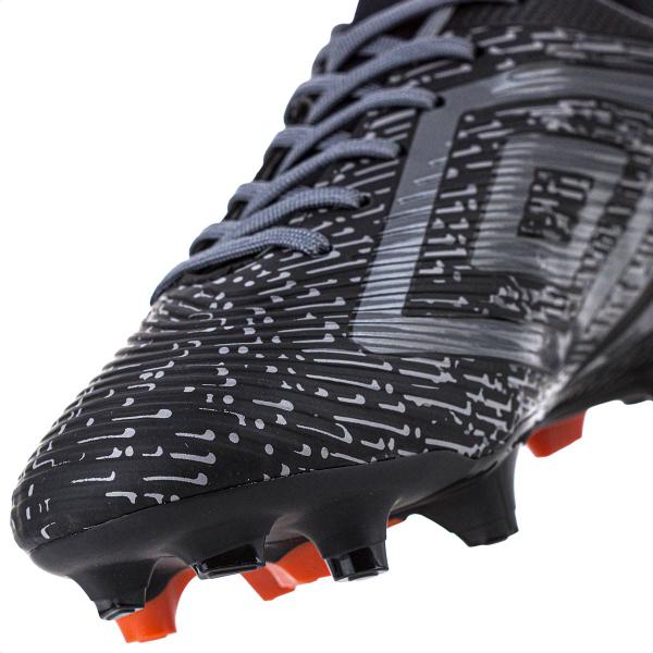 Chuteira Umbro Campo Gravity Preto Grafite e Laranja - Masculino Imagem de Chuteira Umbro Campo Gravity Preto Grafite e Laranja - Masculino