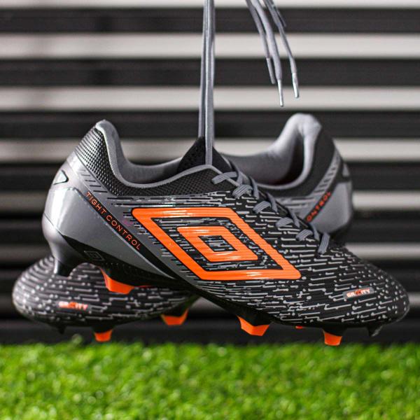 Chuteira Umbro Campo Gravity Preto Grafite e Laranja - Masculino Imagem de Chuteira Umbro Campo Gravity Preto Grafite e Laranja - Masculino
