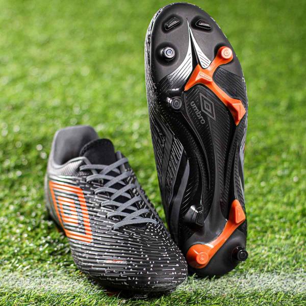 Chuteira Umbro Campo Gravity Preto Grafite e Laranja - Masculino Imagem de Chuteira Umbro Campo Gravity Preto Grafite e Laranja - Masculino