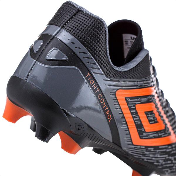 Chuteira Umbro Campo Gravity Preto Grafite e Laranja - Masculino Imagem de Chuteira Umbro Campo Gravity Preto Grafite e Laranja - Masculino