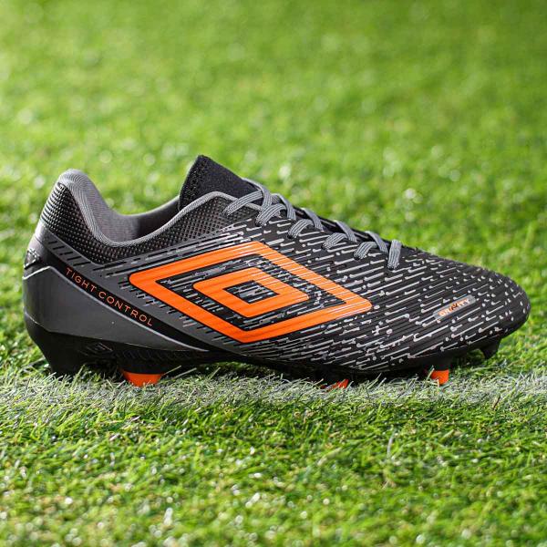 Chuteira Umbro Campo Gravity Preto Grafite e Laranja - Masculino Imagem de Chuteira Umbro Campo Gravity Preto Grafite e Laranja - Masculino